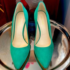 Gorgeous Nine West Emerald Green Suede Pumps with 4 in leather stiletto heels